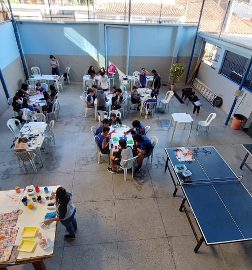 Alunos no pátio, atividade em grupo
