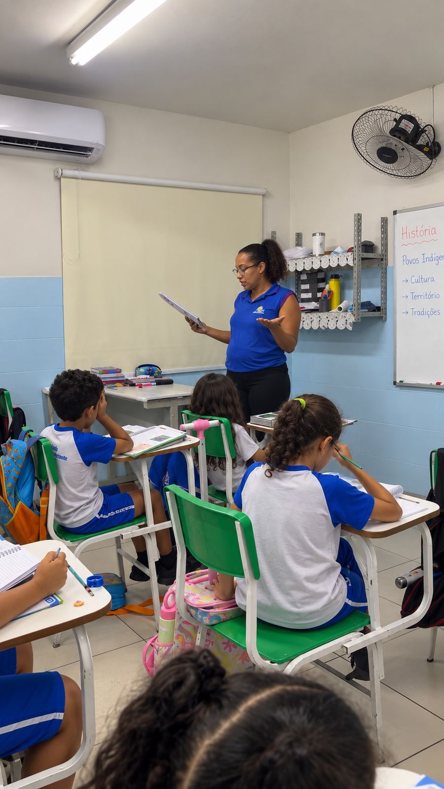 Sala de aula em uso, professora e turma do Fundamental I
